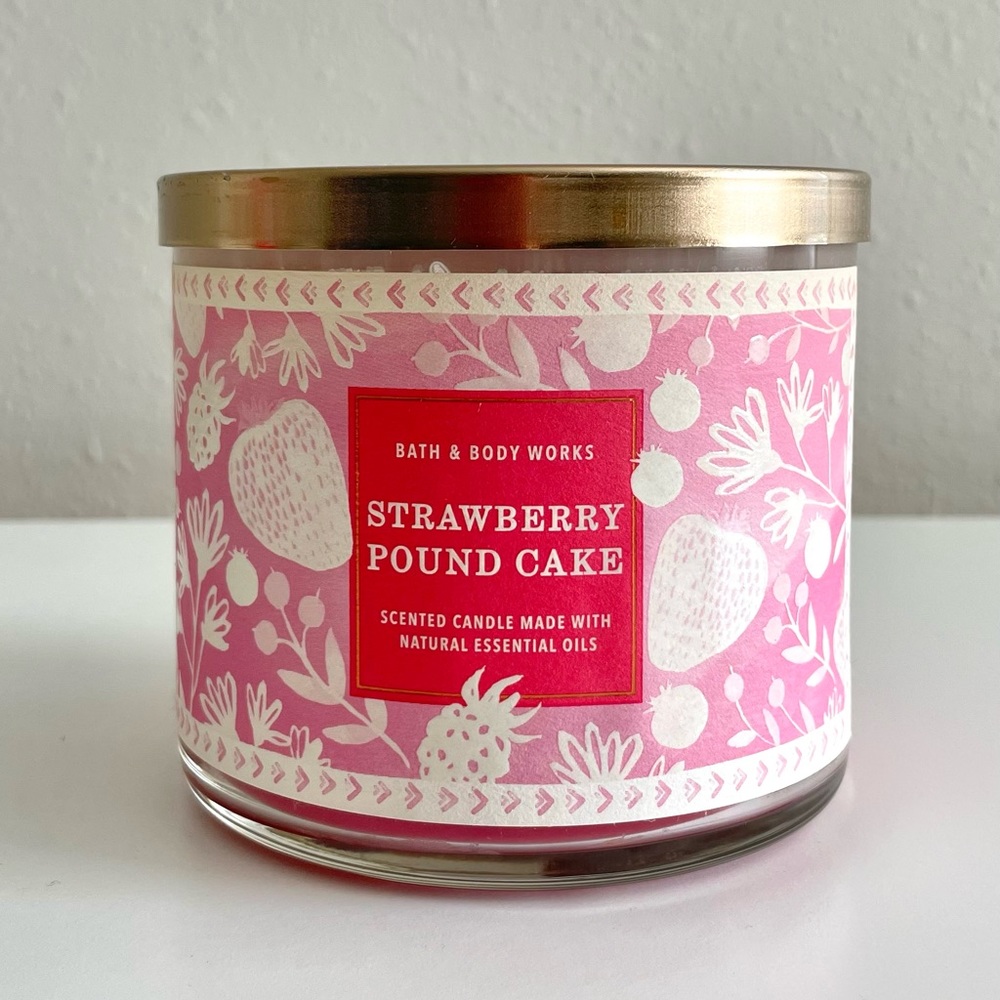 Bath and body works strawberry pound cake candle